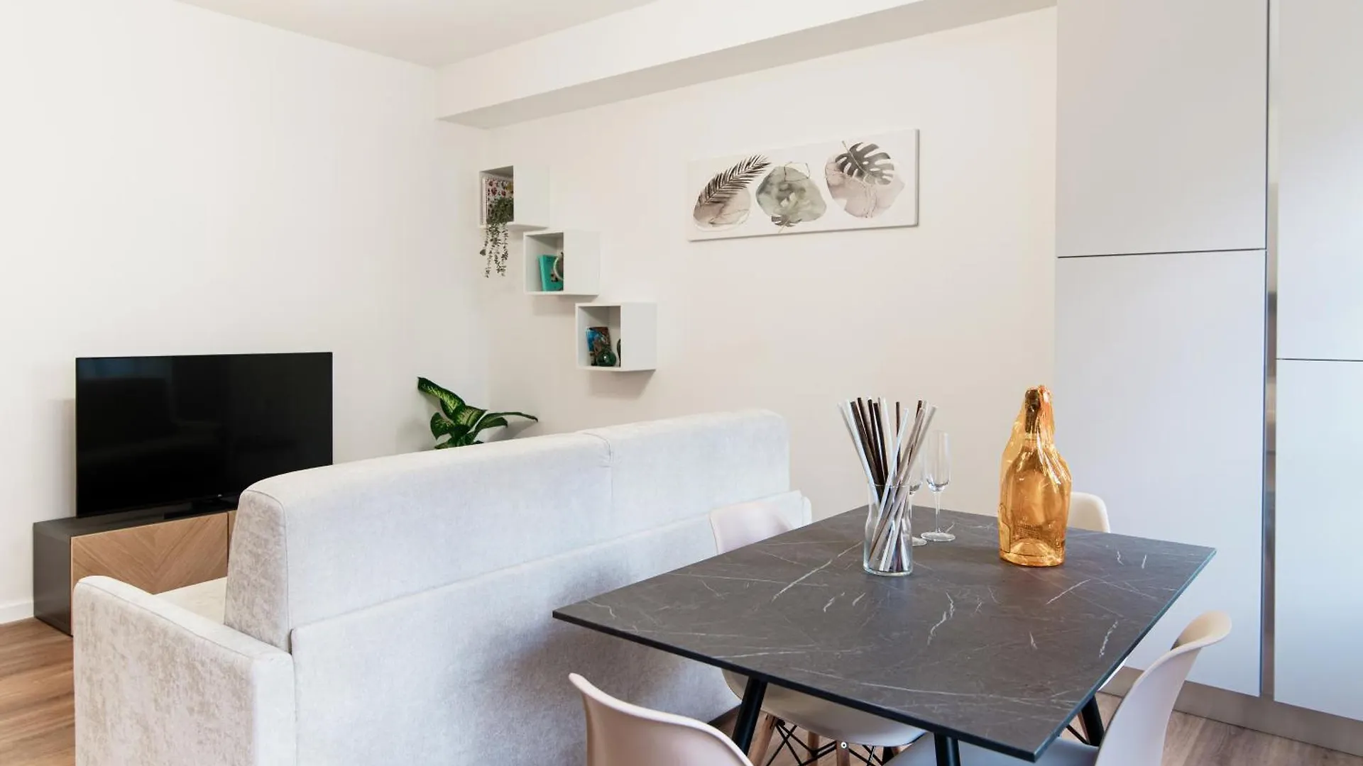 Sunflower Apartment -The House Of Travelers Como