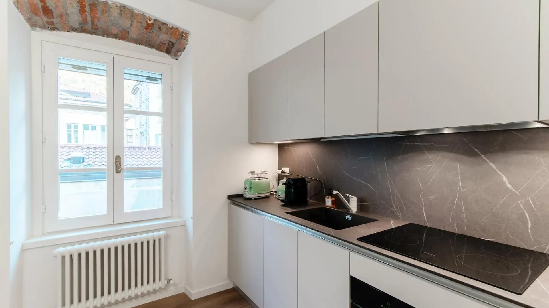 Sunflower Apartment -The House Of Travelers Como Italy