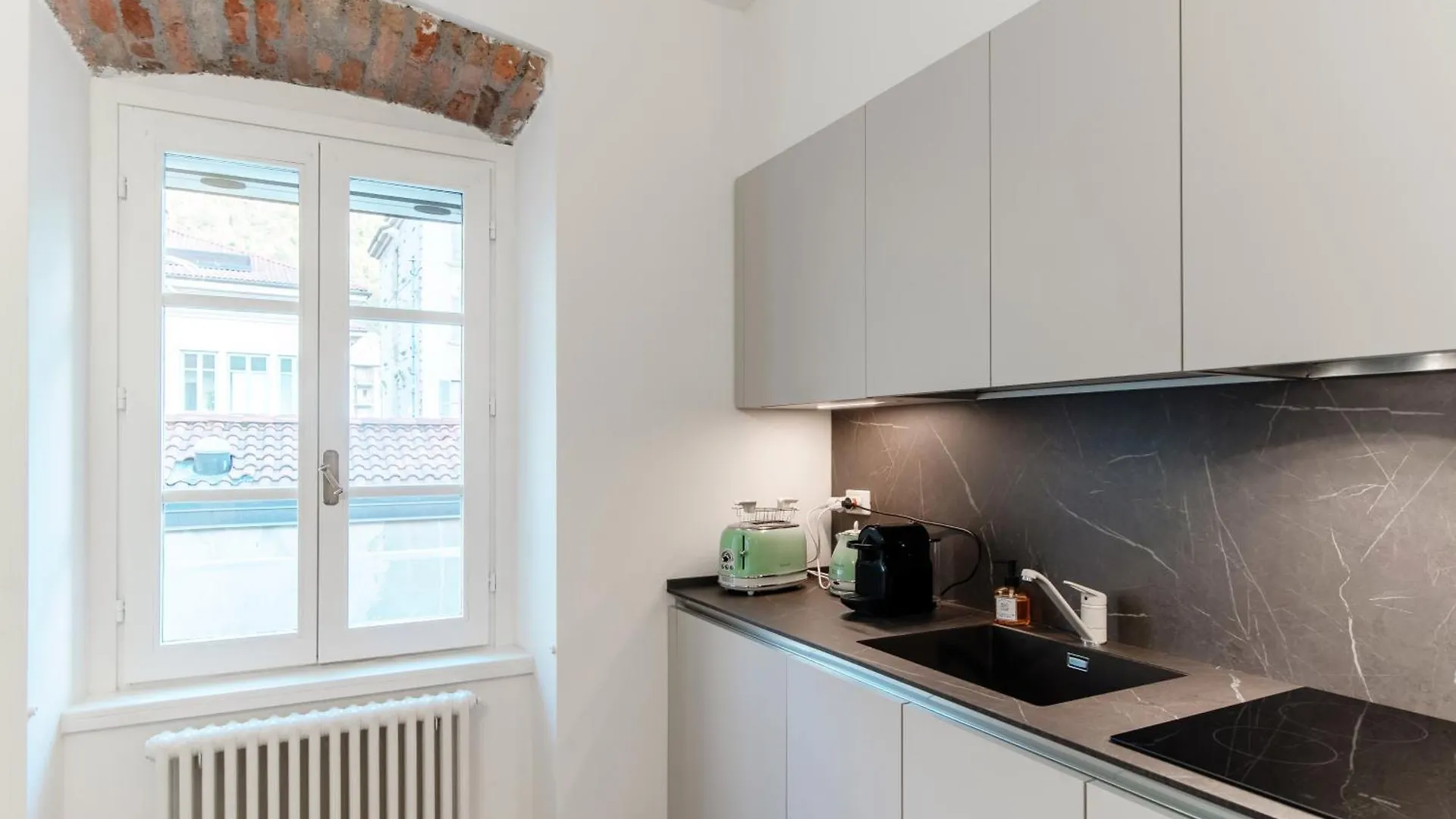 Sunflower Apartment -The House Of Travelers Como Italy