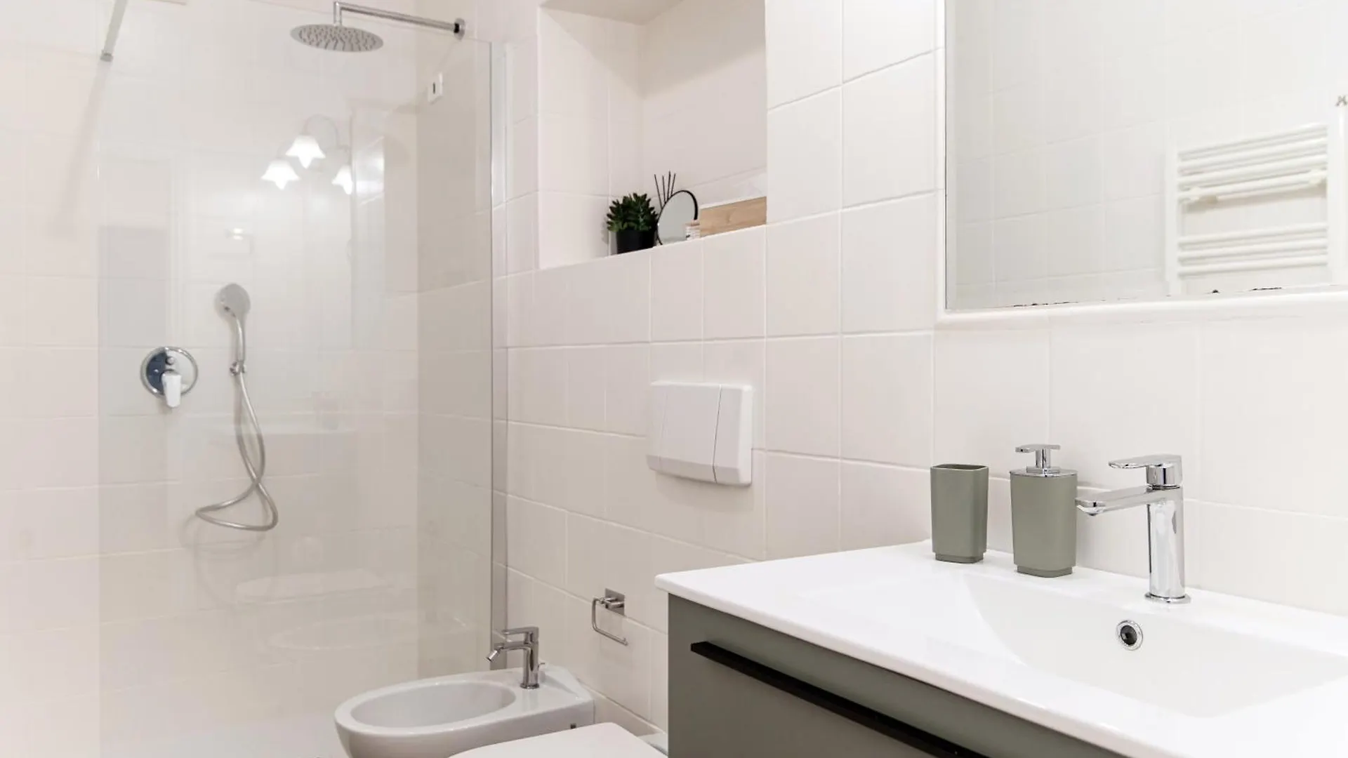 Sunflower Apartment -The House Of Travelers Como
