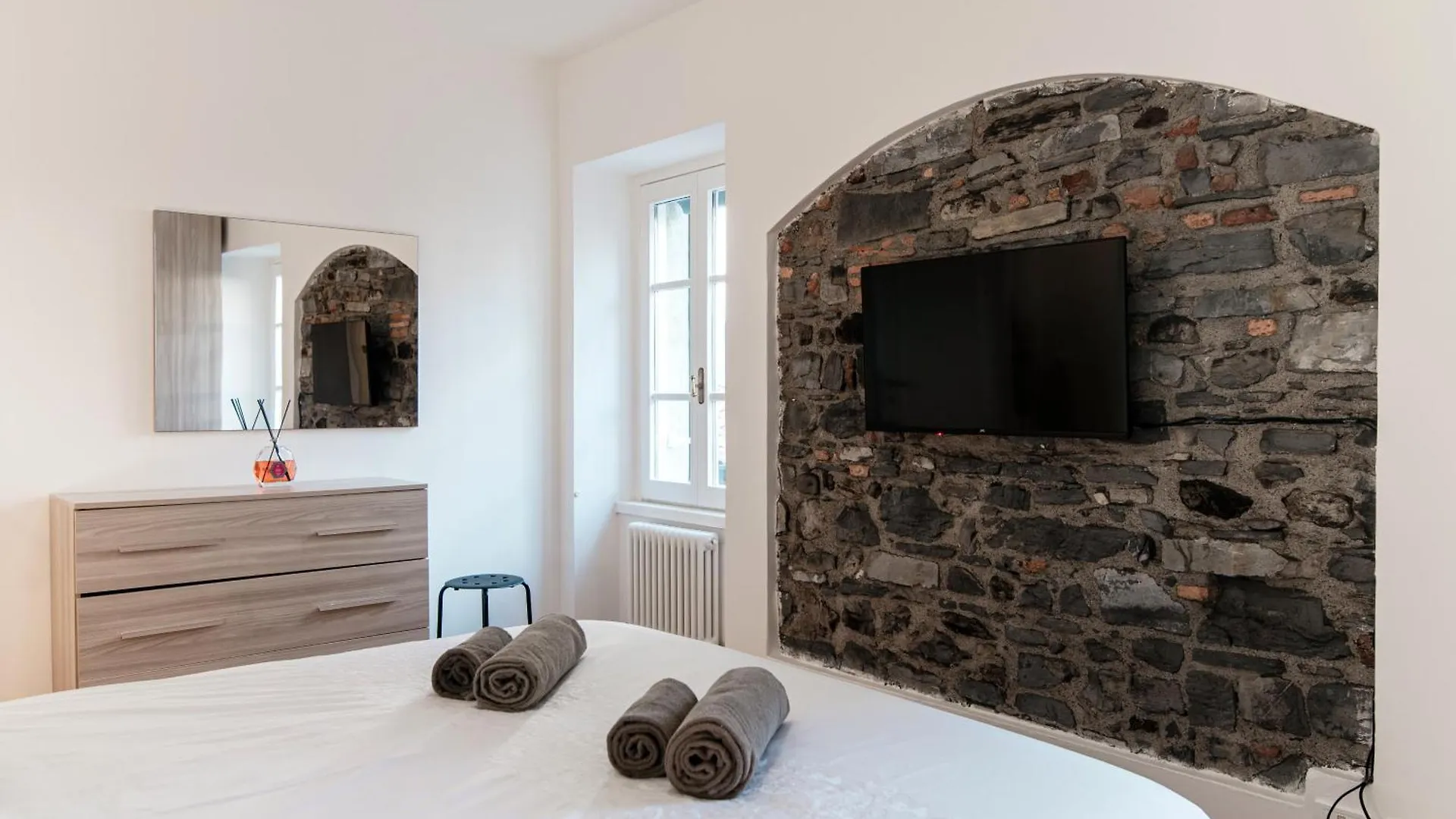Sunflower Apartment -The House Of Travelers Como