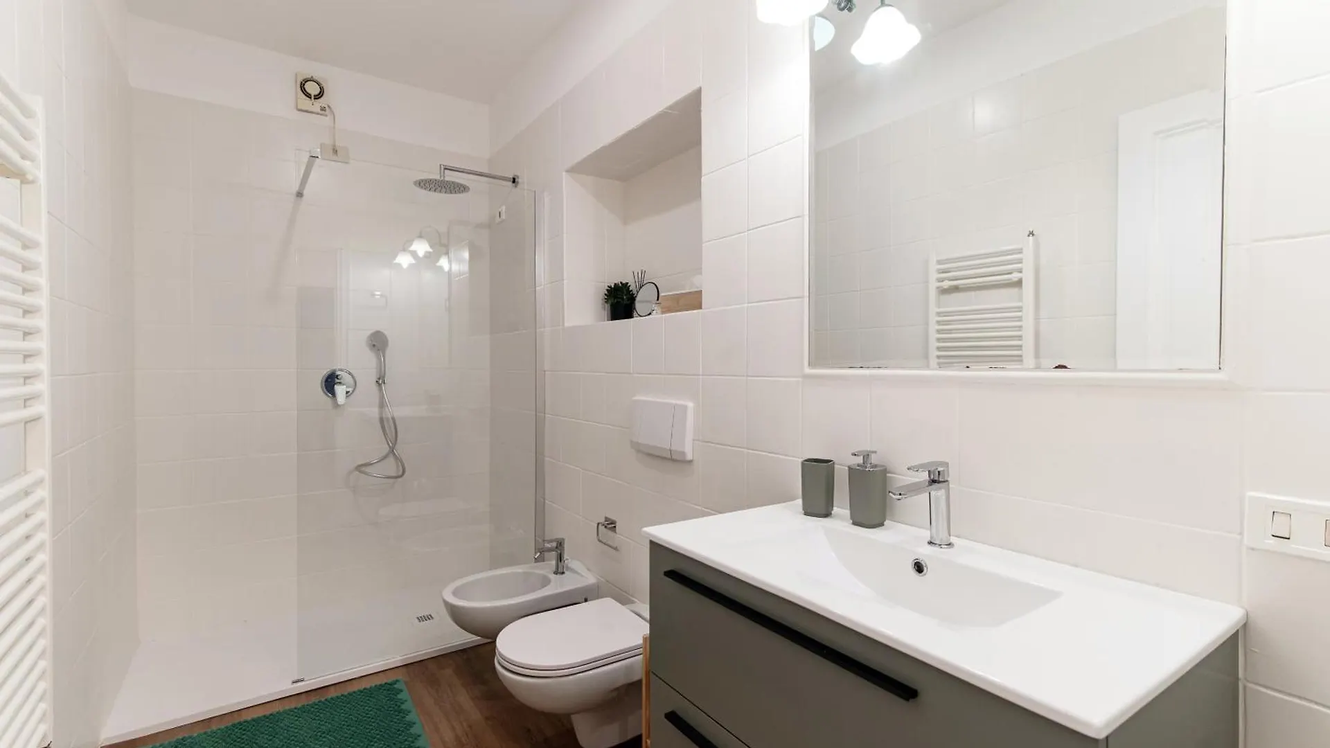 Sunflower Apartment -The House Of Travelers Como Italy