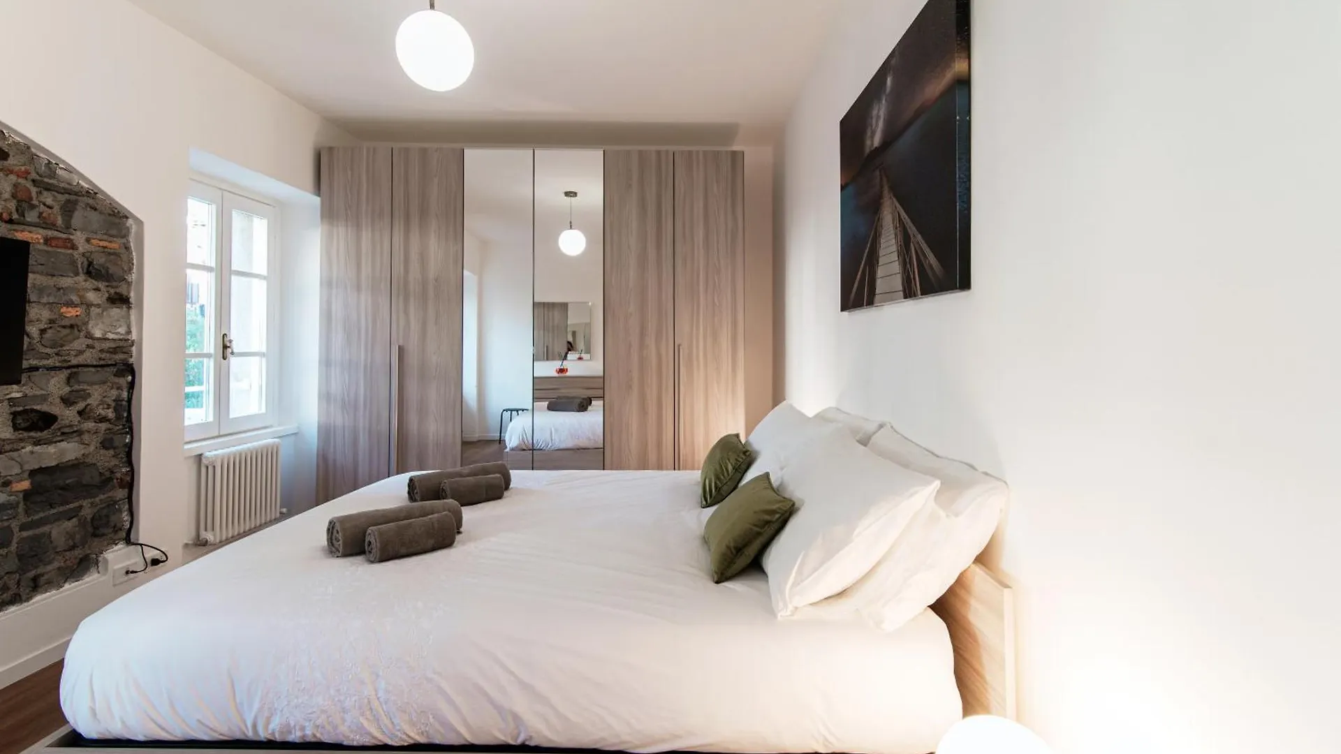 Sunflower Apartment -The House Of Travelers Como Italy