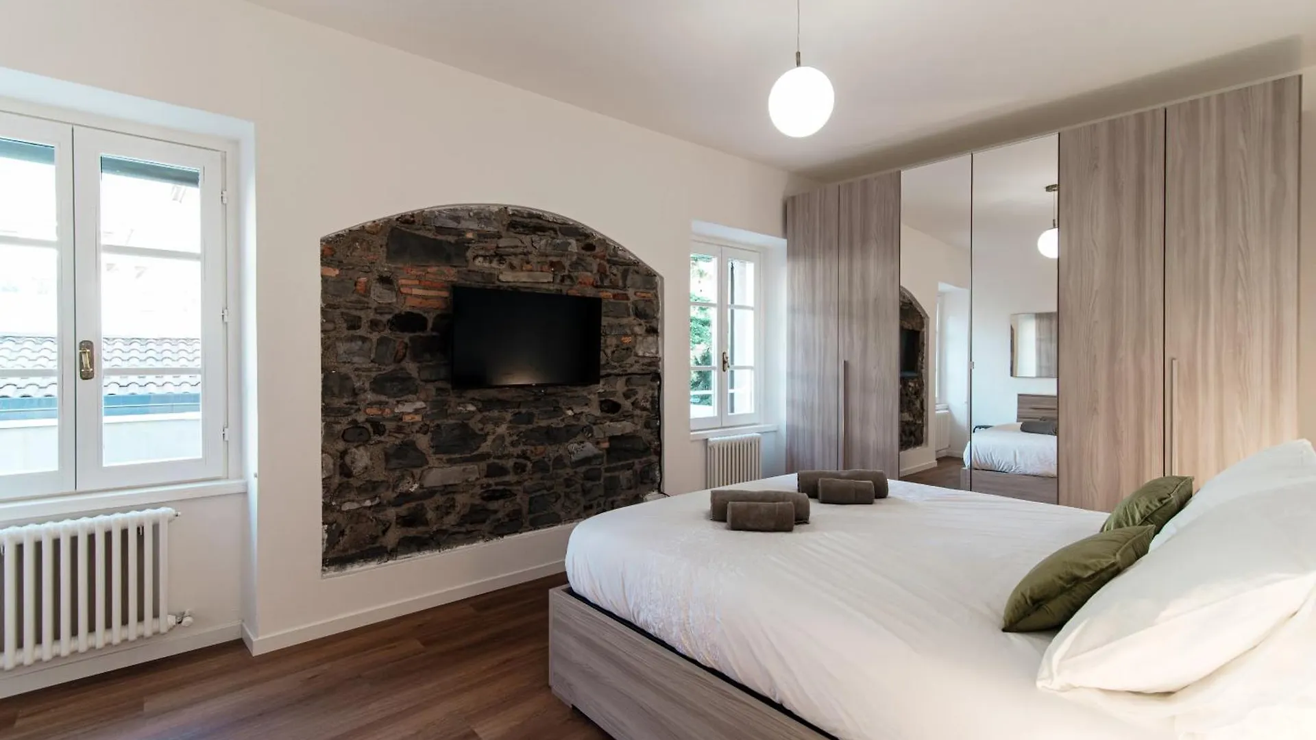 Sunflower Apartment -The House Of Travelers Como Italy