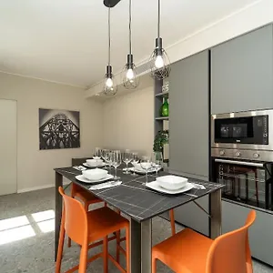 2 Min From The Cathedral With Private Parking Apartment