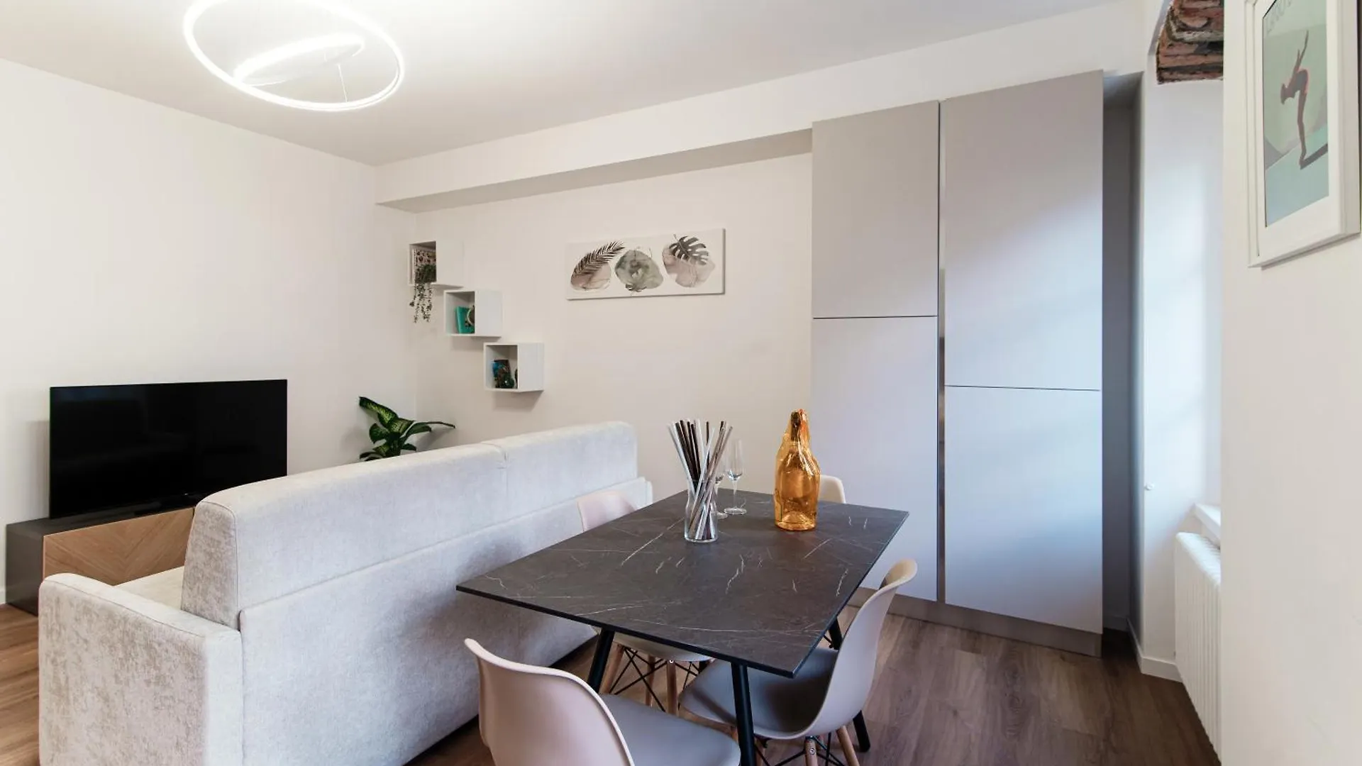 Sunflower Apartment -The House Of Travelers Como Italien